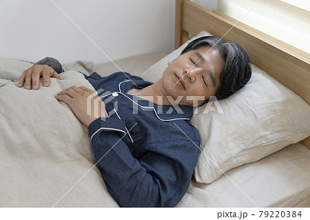 睡眠中の50代男性　寝顔 79220384