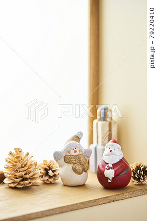 窓辺のクリスマスイメージ サンタクロース スノーマン 窓辺のクリスマスイメージ サンタクロース スノーマン 79220410