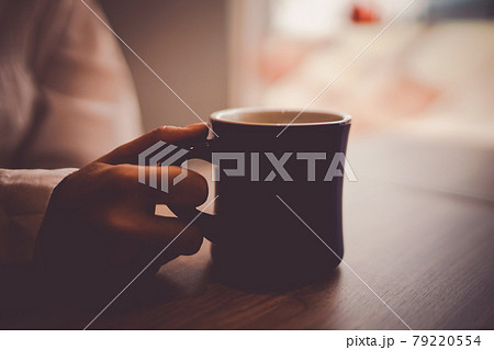 ホットコーヒーを飲む女性と手 ホットコーヒーを飲む女性と手 79220554