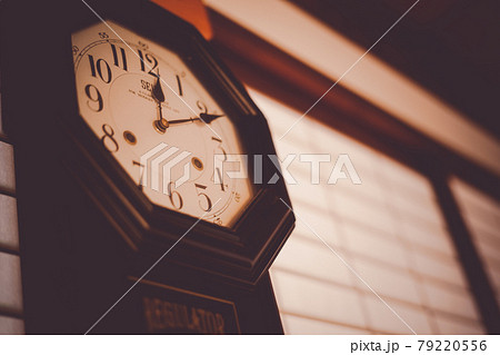 日本家屋のレトロな壁掛け時計 日本家屋のレトロな壁掛け時計 79220556