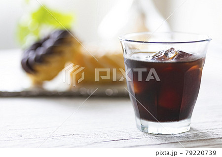 おやつのおやつにアイスコーヒーとドーナッツ 79220739