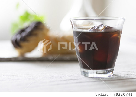 3時にアイスコーヒーとドーナッツ 3時にアイスコーヒーとドーナッツ 79220741