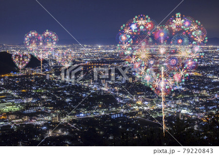 【幸せのイメージ】幸福を呼ぶハート型の花火写真。 79220843