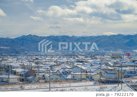雪に覆われた福島の街のイメージ 79222170