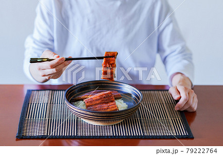 鰻丼 食べる シニア 【 土用 の 丑の日 イメージ 】 鰻丼 食べる シニア 【 土用 の 丑の日 イメージ 】 79222764