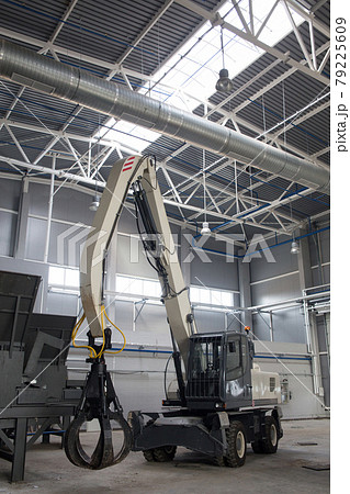 Loader and grab crane for handling waste. Loader and grab crane for handling waste. 79225609