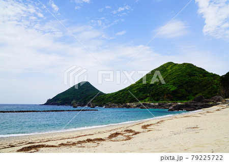 屋久島　一湊海水浴場から見える八筈嶽神社 79225722