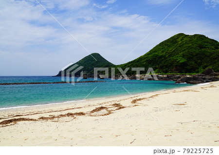 屋久島　一湊海水浴場から見える八筈嶽神社 79225725