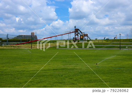 梅雨の谷間の新宮前公園の滑り台と広場　 79226062