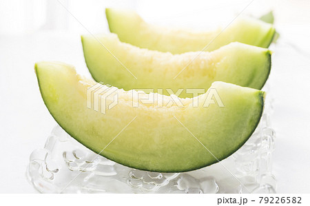 カットした食べ頃のぺルルメロン 79226582