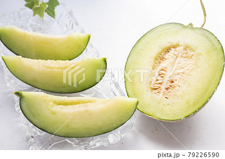 カットした食べ頃のぺルルメロン 79226590