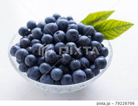 新鮮な沢山のブルーベリー 79226706