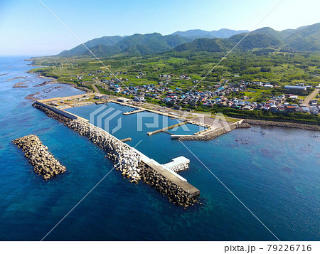 初夏の北海道松前町で江良漁港の風景を空撮 79226716