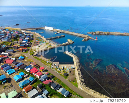 初夏の北海道松前町で江良漁港の風景を空撮 初夏の北海道松前町で江良漁港の風景を空撮 79226740