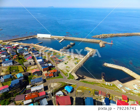 初夏の北海道松前町で江良漁港の風景を空撮 初夏の北海道松前町で江良漁港の風景を空撮 79226741