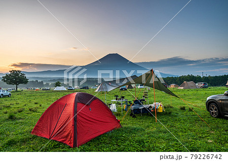 「静岡県」早朝のキャンプサイトから望む富士山 79226742