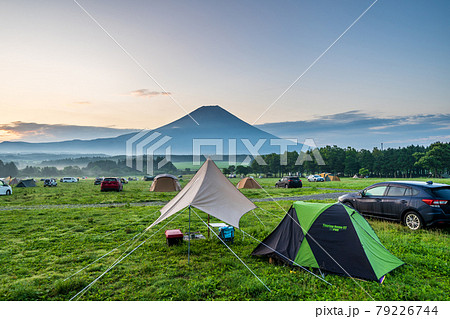 「静岡県」早朝のキャンプサイトから望む富士山 79226744