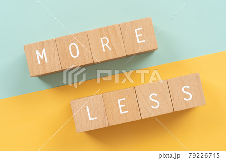 「MORE LESS」と書かれた積み木 「MORE LESS」と書かれた積み木 79226745