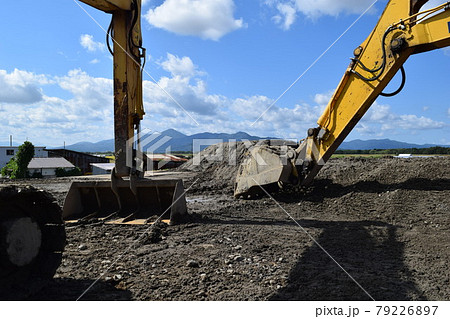 土木建設現場の建設機械 79226897