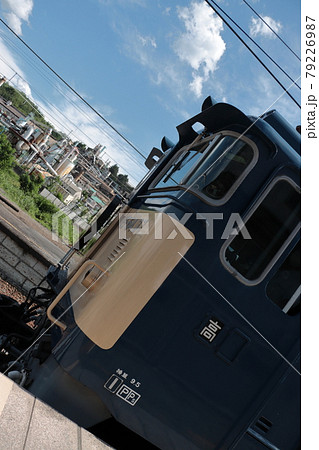 安中の工場群を背景に停車中のEF64-37牽引のELぐんまよこかわ_2021/6/20撮影 79226987