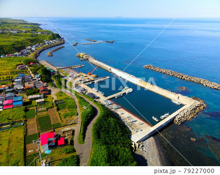 初夏の北海道松前町で原口漁港の風景を空撮 79227000