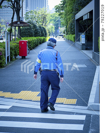 定年後に警備員の仕事をする男性初老 定年後に警備員の仕事をする男性初老 79227019