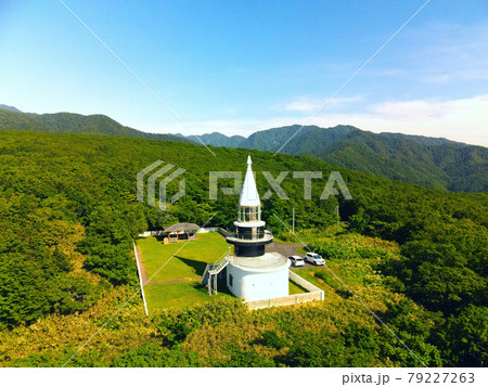 初夏の北海道せたな町で茂津多岬灯台の風景を空撮 初夏の北海道せたな町で茂津多岬灯台の風景を空撮 79227263