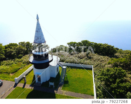初夏の北海道せたな町で茂津多岬灯台の風景を空撮 79227268