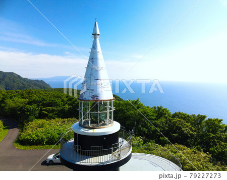 初夏の北海道せたな町で茂津多岬灯台の風景を空撮 79227273