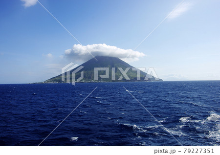 船上から望むストロンボリ島 79227351