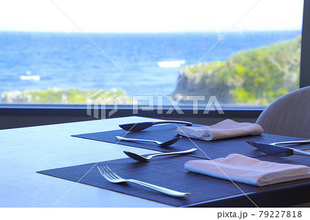 沖縄の海辺のレストラン 79227818