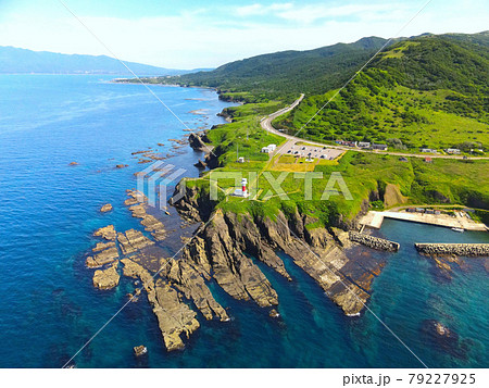 初夏の北海道寿都町で弁慶岬の風景を空撮 79227925