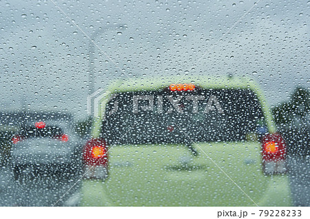 雨の日のドライブ 視界不良 雨の日のドライブ 視界不良 79228233