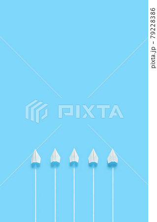 横一列に並んで飛ぶ5機の紙飛行機 2 79228386
