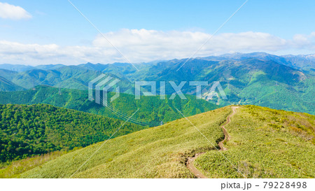 平標山・仙ノ倉山登山:松手山コースの風景(苗場方面) 平標山・仙ノ倉山登山:松手山コースの風景(苗場方面) 79228498