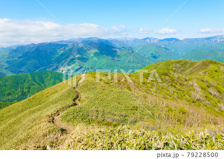 平標山・仙ノ倉山登山:松手山コースの風景(苗場方面) 平標山・仙ノ倉山登山:松手山コースの風景(苗場方面) 79228500