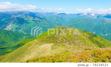 平標山・仙ノ倉山登山:松手山コースの風景(苗場方面) 平標山・仙ノ倉山登山:松手山コースの風景(苗場方面) 79228525