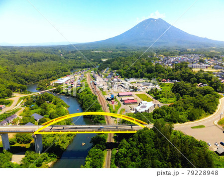 初夏の北海道ニセコ町でニセコ大橋と羊蹄山(蝦夷富士)の風景を空撮 初夏の北海道ニセコ町でニセコ大橋と羊蹄山(蝦夷富士)の風景を空撮 79228948