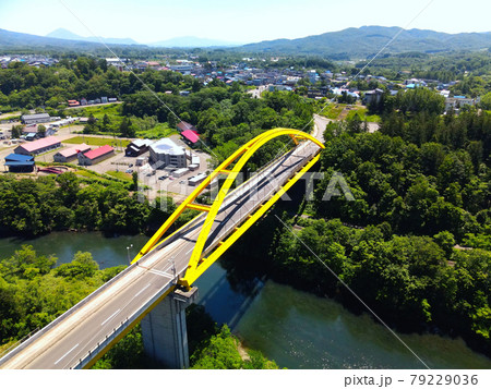 初夏の北海道ニセコ町でニセコ大橋の風景を空撮 初夏の北海道ニセコ町でニセコ大橋の風景を空撮 79229036