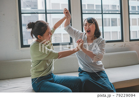 けんかする女性 けんかする女性 79229094