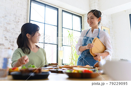 アルバイトの女性 アルバイトの女性 79229095