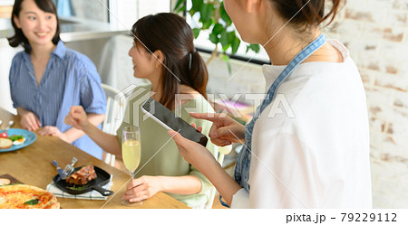 アルバイトの女性 79229112