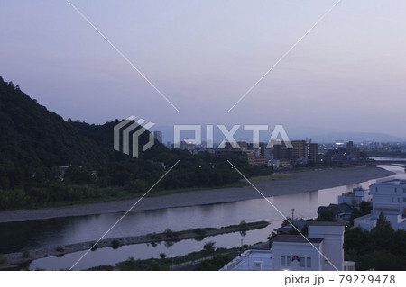 6月中旬夕闇の長良川と温泉町 6月中旬夕闇の長良川と温泉町 79229478