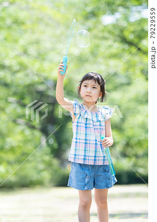 子供 公園 シャボン玉 遊ぶ 79229559