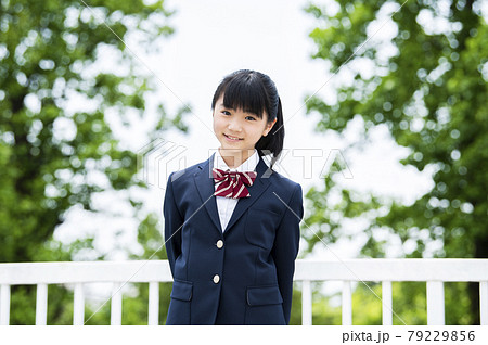 ポニーテール jc にーそ 女子中学生のポートレート カメラ目線 冬服の写真素材 [79229856] - PIXTA
