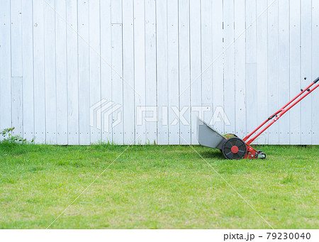 芝刈り 庭仕事 芝刈り 庭仕事 79230040