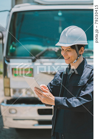 トラック運転手とタブレット 79230415