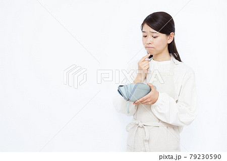 生活費に困る30代の主婦 79230590
