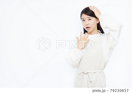 頭を抱えてビックリしている30代の主婦 79230657