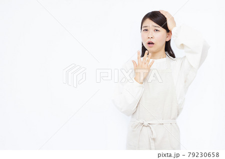 頭を抱えてビックリしている30代の主婦 頭を抱えてビックリしている30代の主婦 79230658